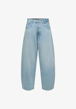 Jeans denim bleu clair à jambes larges, taille haute, fermeture par boutons et poches avant, présenté sur un fond blanc uni.