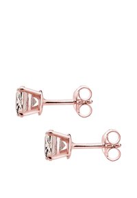 Cercei tip stud din aur roz cu o piatră prețioasă clară, cu tăietură fațetată, într-un montaj sigur. Designul include un post rotund cu spate tip fluture.
