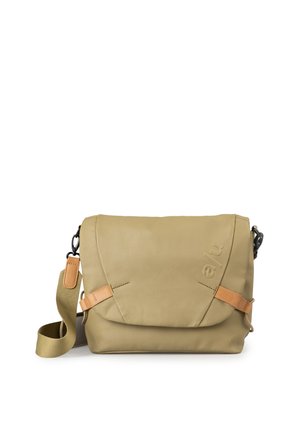 Borsa a tracolla beige con tracolla larga regolabile, chiusura a patta frontale e logo in rilievo discreto sul lato destro anteriore.