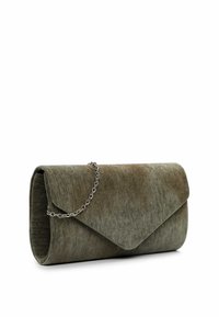 Clutch bag in velluto verde con chiusura a ribalta, tracolla in catena argentata e una texture morbida. Presenta una forma a busta e una sottile lucentezza.