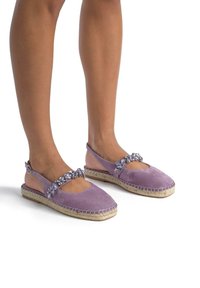 Zapatos slingback de ante lavanda con detalles decorativos de cuentas y suelas de yute trenzado. Punta redondeada, diseño de talón abierto y cierre de hebilla.
