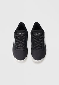 Μαύρα αθλητικά παπούτσια με επάνω μέρος από δίχτυ, σχεδιασμό με κορδόνια και λευκές αντίθετες λεπτομέρειες. Παχιά, υφή σόλα για πρόσφυση και υποστήριξη.