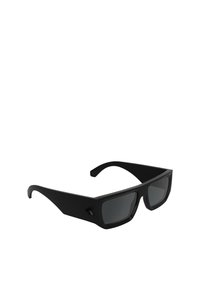 Czarne okulary przeciwsłoneczne z prostokątną ramką, matowym wykończeniem, ciemnymi przyciemnianymi soczewkami oraz subtelnym logo na boku.
