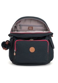 Zaino in tessuto nero con dettagli rossi, etichetta in pelle, tasca frontale con zip e charm a forma di scimmia in peluche. L'interno presenta compartimenti e una tasca con zip.