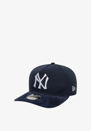 Marineblaues Baseballcap mit weißem, besticktem Logo. Verfügt über eine gebogene Krempe und eine strukturierte Stoffoberfläche am Schirm. Verstellbarer Verschluss mit Druckknöpfen.