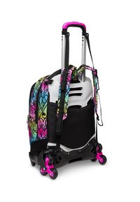 Zaino con ruote di colore argento e corpo in tessuto nero. Spallacci con motivi colorati in rosa, verde e blu. Dotato di quattro ruote e manico estraibile.