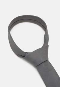 Grå slips i slätt tyg med en klassisk design, som har en knut i ena änden och en avsmalnande ände. Ingen mönster eller utsmyckningar.