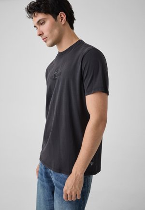 Guess, T-SHIRT MIT GESTICKTEM LOGO - T-shirt imprimé - schwarz