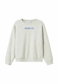 Ljusgrå långärmad sweatshirt med ribbade ärmslut och nederkant, med "BROOKLYN" i blåa versaler på bröstet.