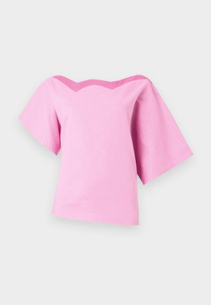 Rožinė trumpa rankovė viršutinė dalis su plačiu apykaklės kraštu, kuriame yra bangų formos raštas. Pagaminta iš lengvos medžiagos su lygiu paviršiumi.