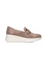 Scarpa slip-on color marrone chiaro con una finitura lucida, dotata di una fibbia decorativa e una suola a cuneo bianca. Design con punta arrotondata.