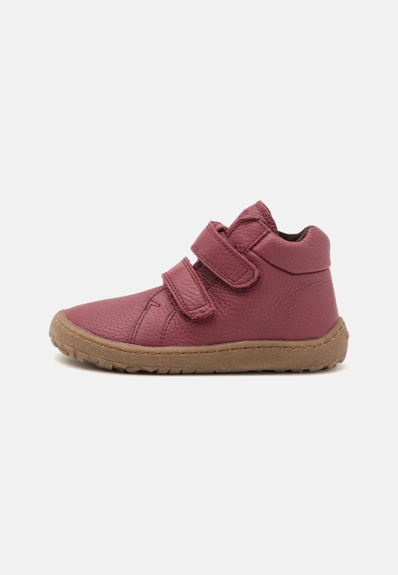 Chaussures montantes en cuir bordeaux avec finition texturée, fermées par Velcro, avec une semelle en caoutchouc marron, un bout arrondi et un col rembourré.