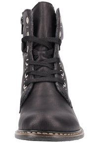 Bottines en cuir noir avec un laçage à l'avant, des œillets en argent et une doublure grise texturée. Semelle robuste avec un détail de couture blanche.