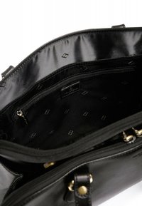 Borsa in pelle nera con esterno liscio, chiusura con zip e componenti in tonalità oro. L'interno presenta una fodera in tessuto nero a fantasia.