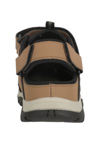 Kahvi ja musta avoin sandaali, millel on reguleeritavad rihmad, tekstuuriga ülemismaterjal, kindel kummist tald ja tugevdatud kanna detail.