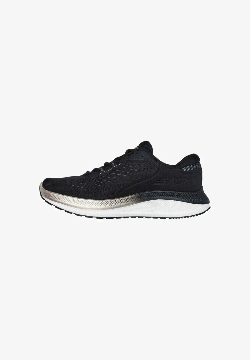 Scarpa sportiva nera con tomaia in rete traspirante, cuciture dettagliate, accenti argento e suola testurizzata per aderenza e supporto.