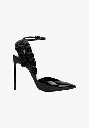 Escarpin en cuir verni noir à talon stiletto avec bout pointu, détail froncé sur le côté et fine bride de cheville avec boucle dorée.