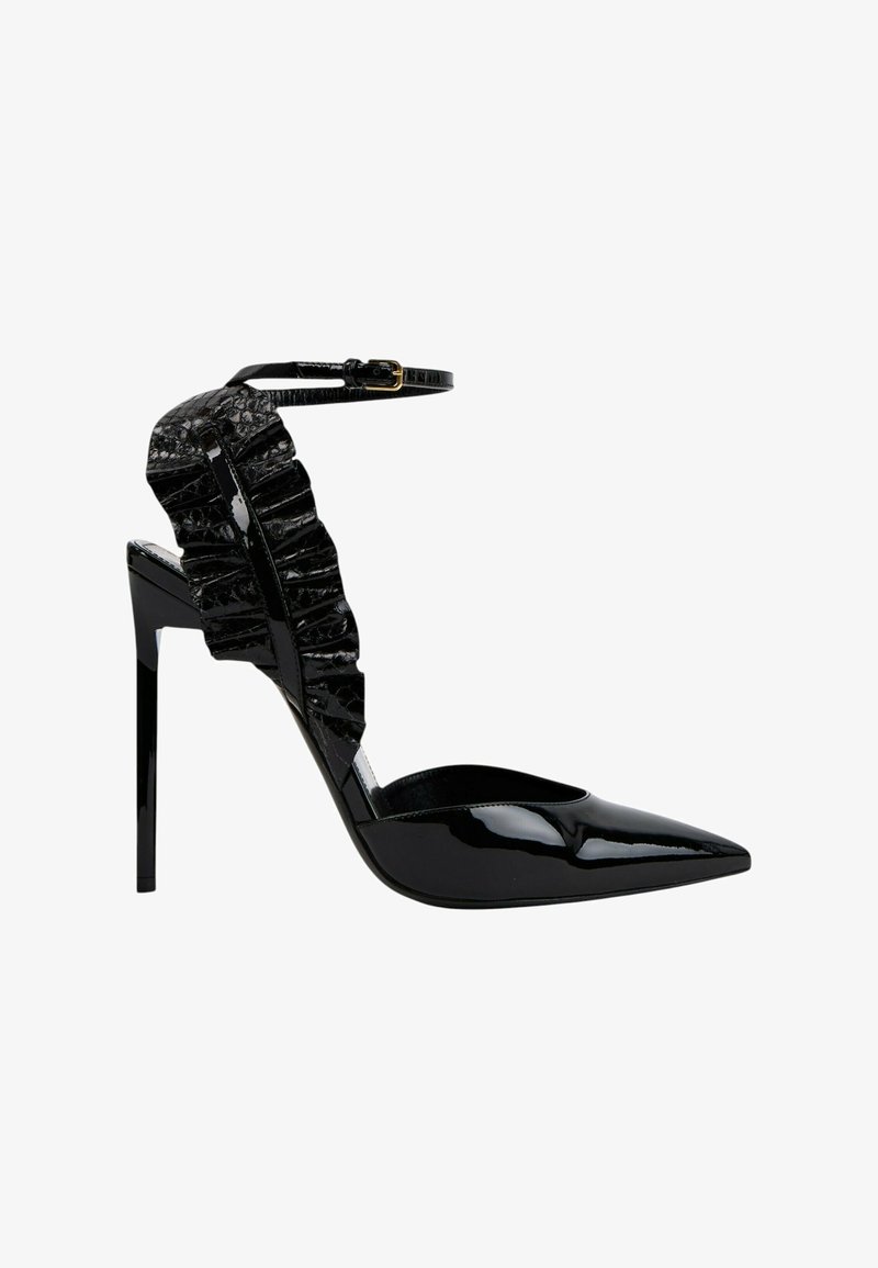 Escarpin en cuir verni noir à talon stiletto avec bout pointu, détail froncé sur le côté et fine bride de cheville avec boucle dorée.