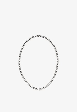 Kette aus silberfarbenem Metall mit Flachpanzergliedern und Karabinerverschluss, dargestellt vor weißem Hintergrund.