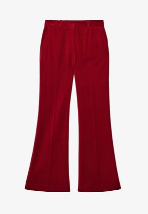 Punased laiad püksid, mis on valmistatud siledast kangast. Omavad kahte esi taskut ja kohandatud vöökohaga, millel on vöölupid.