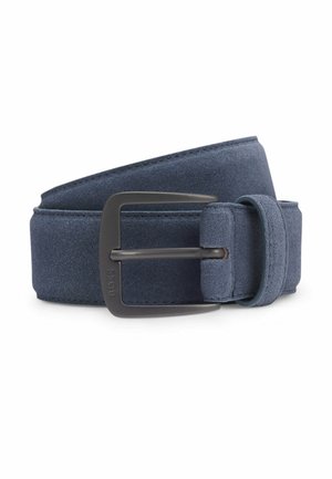 Cintura in camoscio blu navy con fibbia rettangolare nera opaca e passante, arrotolata e distesa su sfondo bianco.