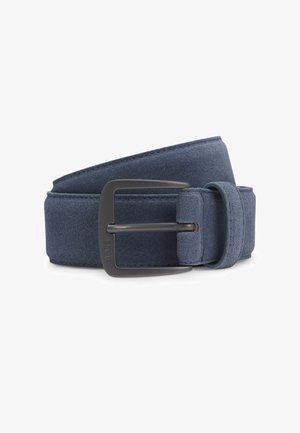 Granatowy zamszowy pasek z czarną matową prostokątną klamrą i pętelką, zwinięty i leżący płasko na białym tle.