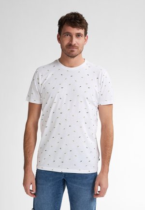T-shirt en coton blanc à manches courtes, avec un motif de feuilles noires et vertes éparpillées. Col rond simple et coupe décontractée.