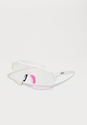 Sportzonnebril met wit montuur en een enkele roze getinte lens, voorzien van zwarte verstelbare neuspads en het merk "KOO" op het montuur.