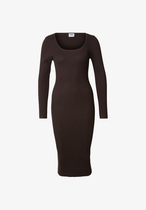 Ribbestrikket kjole i mørkebrun med firkantet halslinning og lange ermer, figurnær silhuett og knelang lengde.