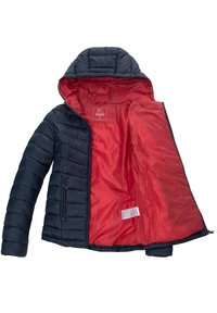 Doudoune rembourrée avec une finition extérieure bleu marine et une doublure intérieure rouge, dotée d'une capuche, de poches latérales zippées et d'une texture matelassée. Étiquette de soin visible à l'intérieur.