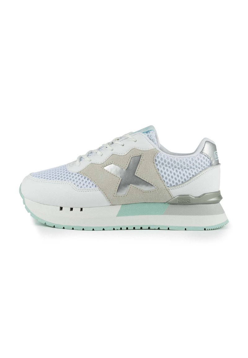 Weißer Sportschuh mit Mesh-Obermaterial, Wildleder-Akzenten, silbernem Logo und mintgrüner Sohle. Mit Schnürverschluss und strukturierten Details.