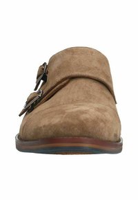 Chaussures en daim marron avec deux boucles, bout arrondi et une semelle légèrement surélevée et multicolore. Texture douce avec un minimalisme dans les détails.