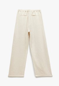 Pantaloni a gamba larga beige chiaro con vita regolabile, dotati di due tasche posteriori e un tessuto liscio e strutturato.