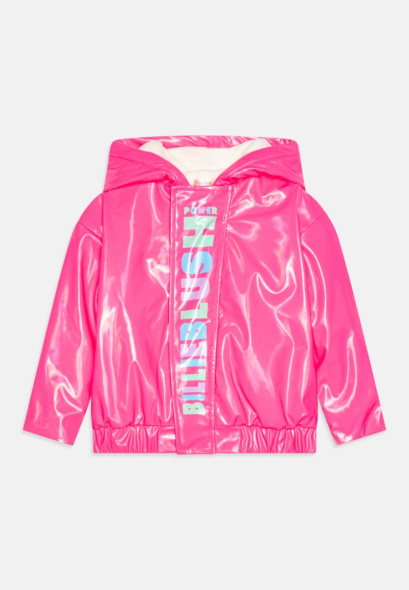 Rosa glänzende Kapuzenjacke mit elastischen Bündchen und Saum. Mit einem bedruckten Design, das "POWER" und "BILLIEBLUSH" in kontrastierenden Farben zeigt.