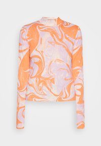 Langärmliges Oberteil mit Mock-Neck aus geripptem Stoff, das in einem abstrakten Wirbelmuster in Orange und Helllila gehalten ist, auf weißem Hintergrund präsentiert.