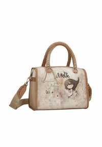 Helle Handtasche mit geflochtenen Griffen, die eine verspielte Mädchenillustration und Text zeigt. Glattes Material mit leichten Pastellmustern und Akzenten.