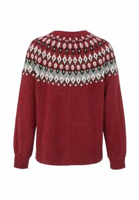 Roter Strickpullover mit langen Ärmeln und einem gemusterten Einsatz, der weiße, schwarze und graue geometrische Designs rund um die Schultern aufweist.