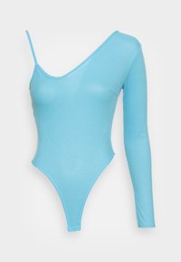 Bodysuit de manga longa assimétrico em tecido canelado azul pastel, com decote em V profundo e design de tanga alta.