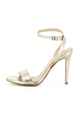 Goldfarbene Metallic-Sandale mit Absatz, Knöchelriemen und Schnalle, offenem Zehenbereich und Stiletto-Absatz.