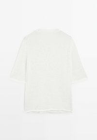 Witte gebreide top met korte mouwen en een ronde halslijn. Kenmerkt zich door een iets losse pasvorm en een gestructureerde stof, met een onafgewerkt zoom.