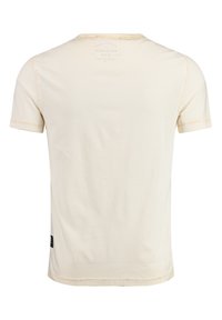 Camiseta de manga corta en color crema, confeccionada en suave algodón. Presenta un escote redondo y costuras en amarillo contrastante.