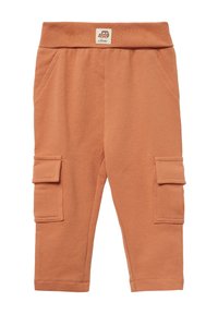Katoenen cargobroek in een roestoranje kleur met een elastische tailleband, twee zijzakken en twee cargozakken. Het label heeft een voertuigontwerp.