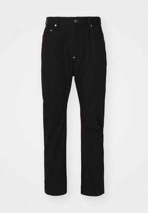 Pantalon en coton noir avec une coupe droite, fermeture à bouton, design à cinq poches et texture subtile. Pas de décorations ou de motifs visibles.