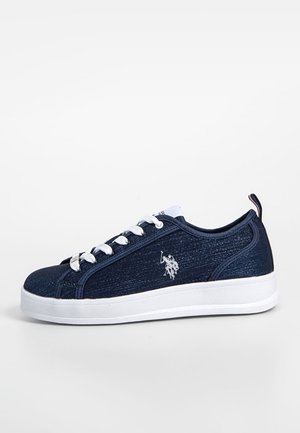Granatowy sneaker z białymi sznurowadłami, białą podeszwą i małym białym logo polo po boku, pokazany z prawego profilu.