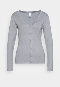 Cárdigan gris con mangas largas, escote en V y cierre de seis botones. Presenta una textura suave y puños acanalados. Diseño simple y clásico.