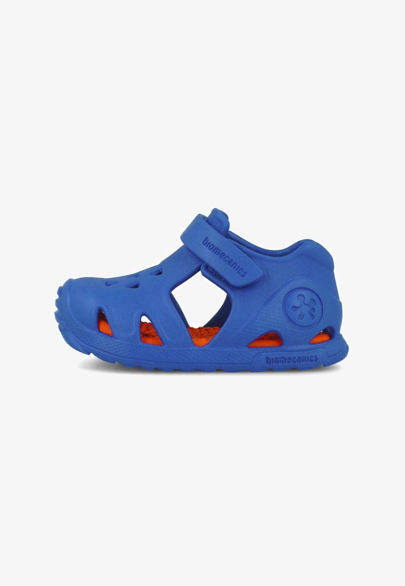Sándal de goma azul con una correa ajustable, lados abiertos y plantilla naranja, que presenta detalles troquelados y suela texturizada para un mejor agarre.