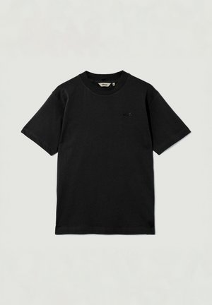 Camiseta de algodón negra con cuello redondo, mangas cortas y un pequeño logo bordado en el pecho. Textura lisa, sin patrones visibles.