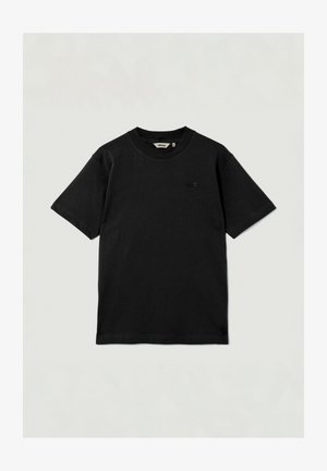 Camiseta de algodón negra con cuello redondo, mangas cortas y un pequeño logo bordado en el pecho. Textura lisa, sin patrones visibles.