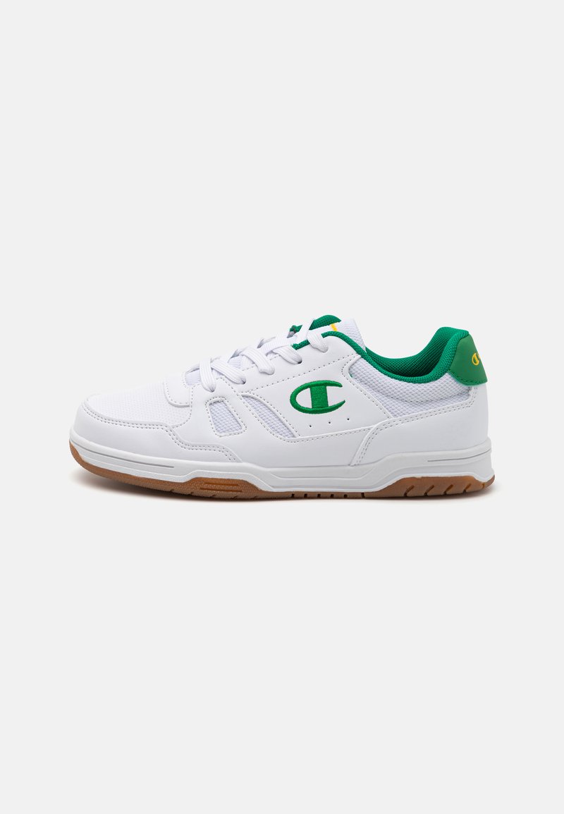 Witte sportieve sneakers met een bovenwerk van mesh en synthetisch materiaal, groene accenten op de tong en hak, en een loopzool van gomrubber.