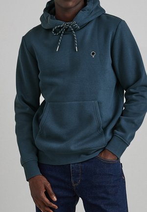 Felpa con cappuccio di un verde scuro, dotata di tasca a marsupio frontale, cordino regolabile e un piccolo logo. Realizzata in materiale morbido; polsini e orlo a coste.